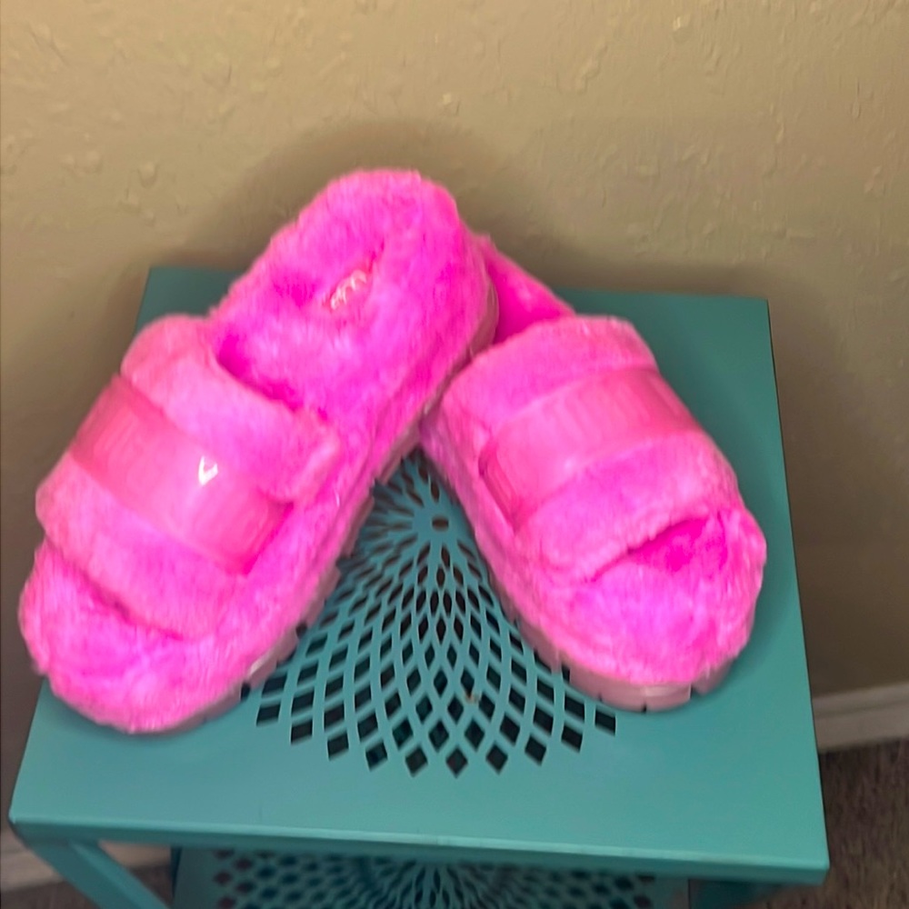 Pink UGG slippers size 7 NWOT.